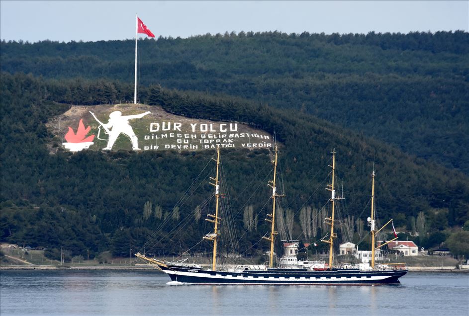 Dünyanın ikinci büyük yelkenli eğitim gemisi Çanakkale Boğazı'ndan geçti

