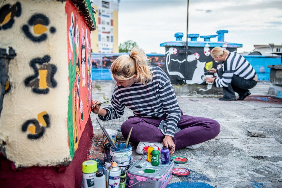 Život u doba koronavirusa: Umjetnici iz Podgorice vrijeme provode slikajući murale na krovu zgrade 