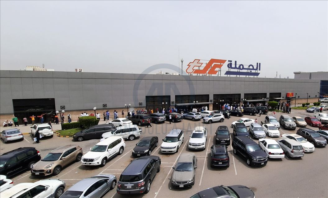 أسواق الكويت تستبق الحظر الشامل بازدحام كبير