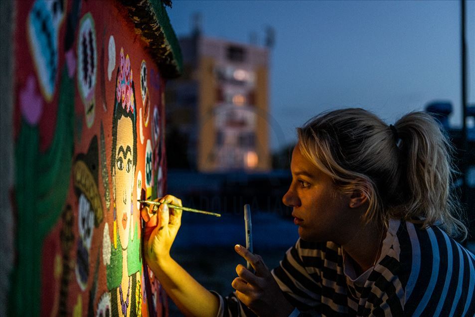 Život u doba koronavirusa: Umjetnici iz Podgorice vrijeme provode slikajući murale na krovu zgrade 