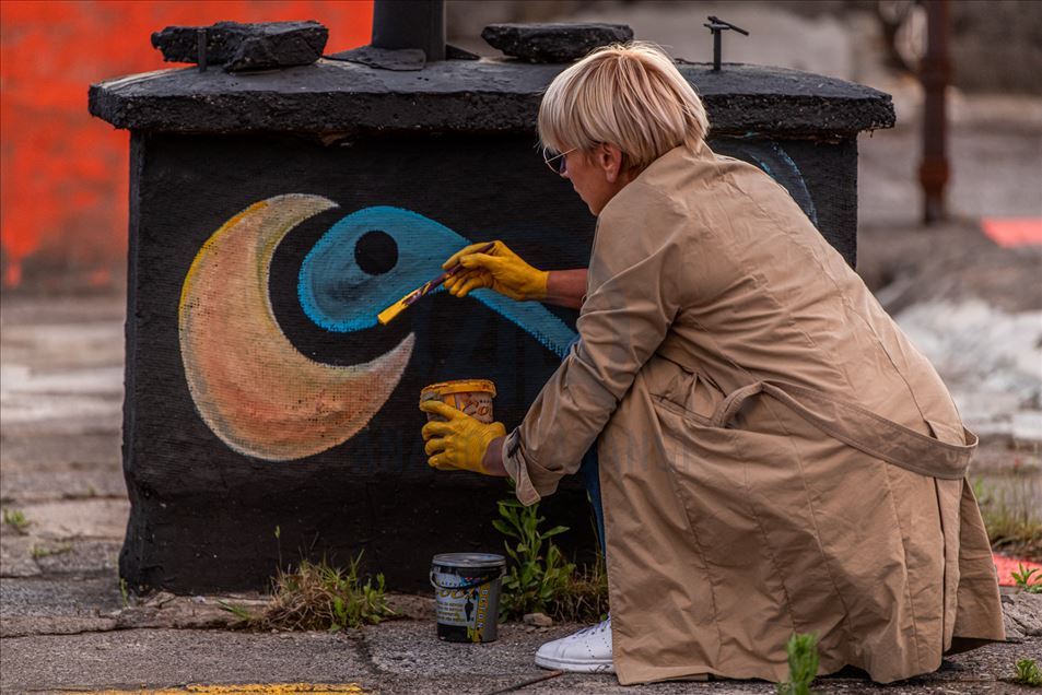 Život u doba koronavirusa: Umjetnici iz Podgorice vrijeme provode slikajući murale na krovu zgrade 