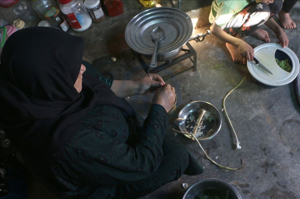 جدة سورية تكافح للعيش بالمخيمات: عيد الأم لا يمر من هنا