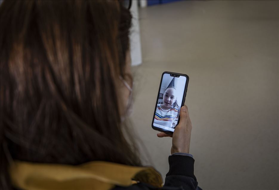 Trabajadoras de la salud hablan con sus hijos previo al Día de la Madre