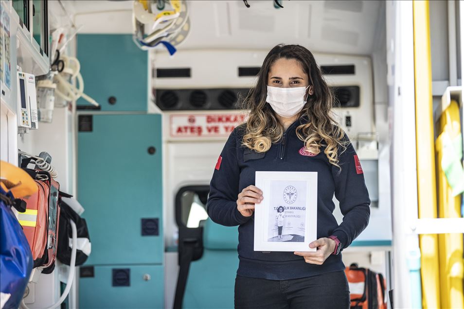 Trabajadoras de la salud hablan con sus hijos previo al Día de la Madre