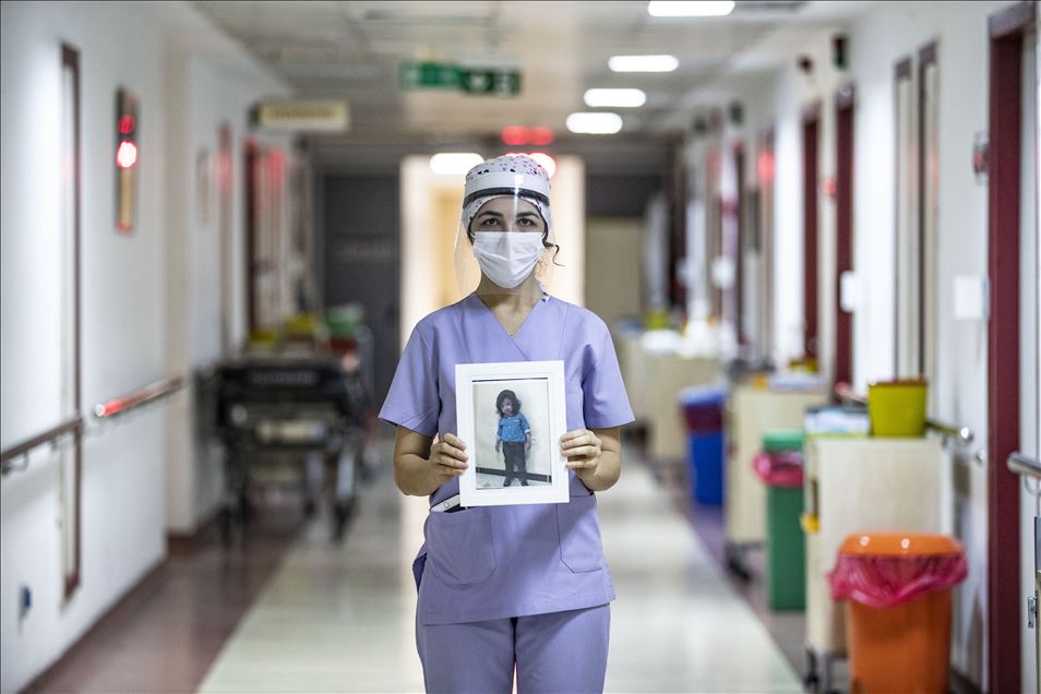 Trabajadoras de la salud hablan con sus hijos previo al Día de la Madre