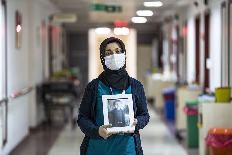 Trabajadoras de la salud hablan con sus hijos previo al Día de la Madre