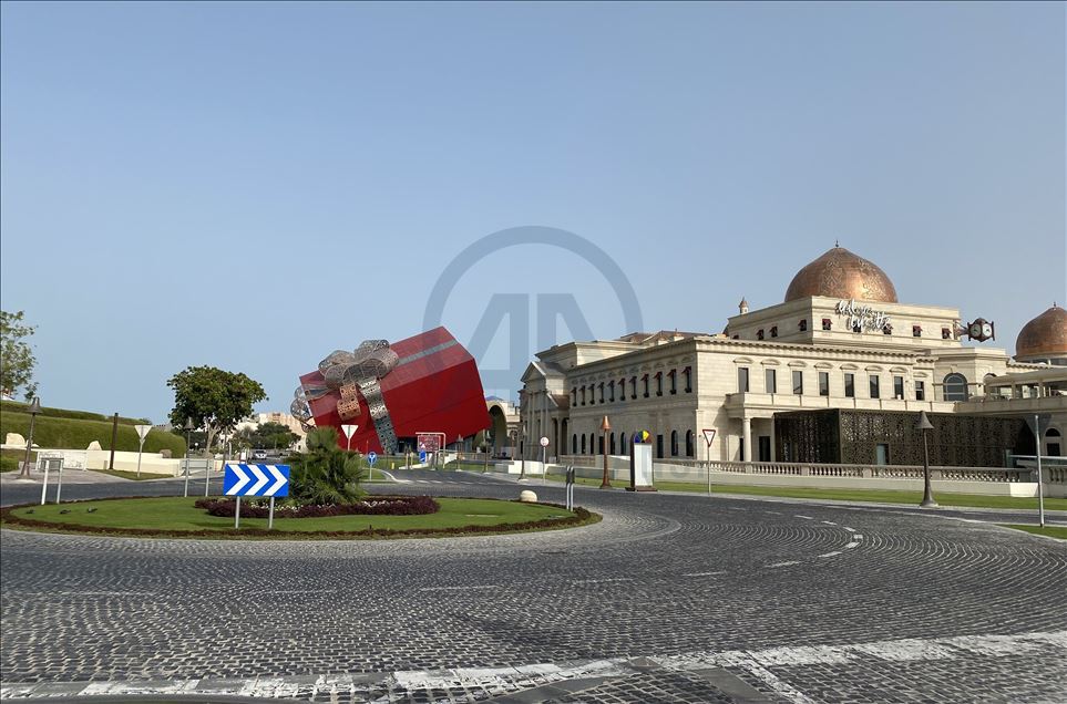 
Zbog mjera protiv COVID-19 ulice i šetališta Dohe ostali pusti 