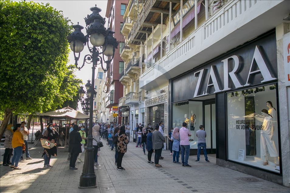 بعد إغلاق شهرين.. إقبال كثيف على المحلات التجارية بتونس
