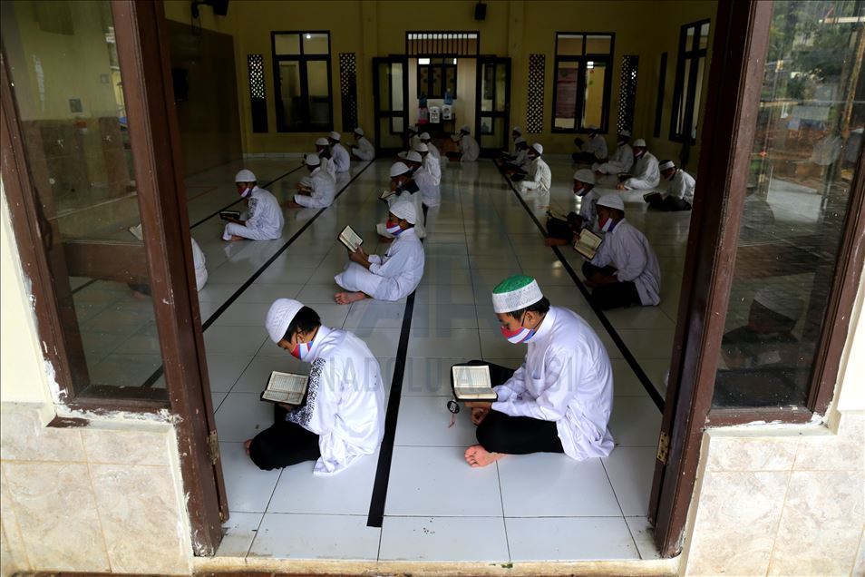 Pesantren Al-Kautsar terapkan 'Social Distancing' saat baca Alquran