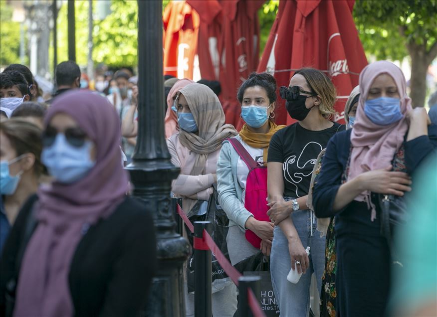 بعد إغلاق شهرين.. إقبال كثيف على المحلات التجارية بتونس
