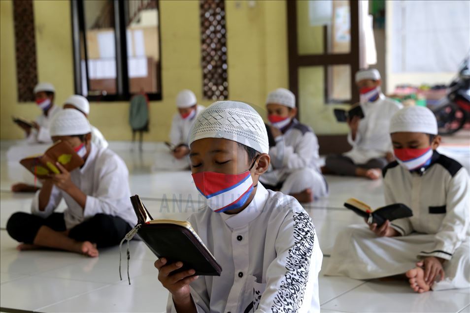 Pesantren Al-Kautsar terapkan 'Social Distancing' saat baca Alquran