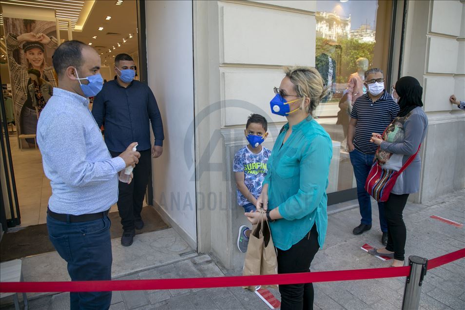 بعد إغلاق شهرين.. إقبال كثيف على المحلات التجارية بتونس
