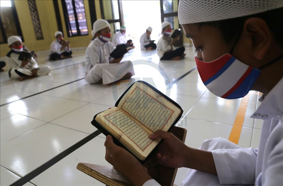 Pesantren Al-Kautsar terapkan 'Social Distancing' saat baca Alquran