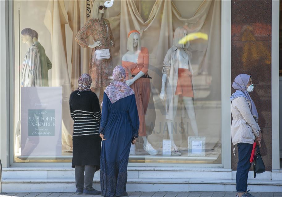 بعد إغلاق شهرين.. إقبال كثيف على المحلات التجارية بتونس
