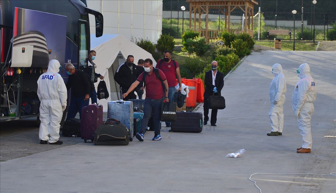 Fildişi Sahili ve Liberya'dan getirilen 98 Türk vatandaşı Çanakkale'de yurda yerleştirildi