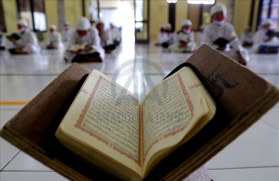 Pesantren Al-Kautsar terapkan 'Social Distancing' saat baca Alquran