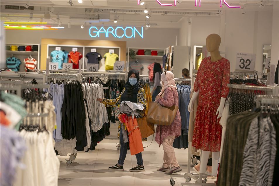 بعد إغلاق شهرين.. إقبال كثيف على المحلات التجارية بتونس
