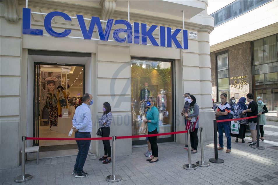 بعد إغلاق شهرين.. إقبال كثيف على المحلات التجارية بتونس
