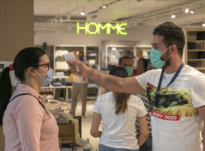 بعد إغلاق شهرين.. إقبال كثيف على المحلات التجارية بتونس
