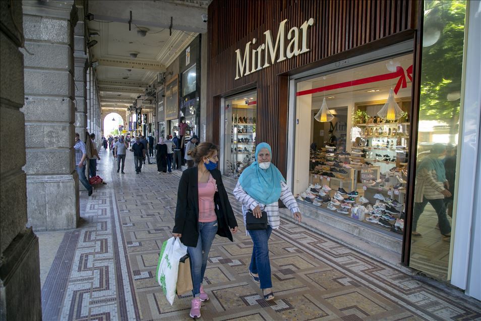 بعد إغلاق شهرين.. إقبال كثيف على المحلات التجارية بتونس
