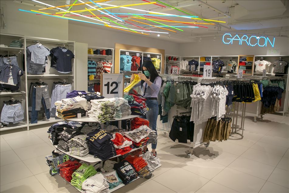 بعد إغلاق شهرين.. إقبال كثيف على المحلات التجارية بتونس
