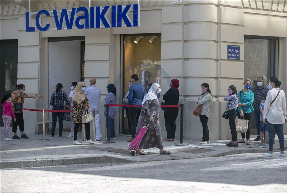 بعد إغلاق شهرين.. إقبال كثيف على المحلات التجارية بتونس
