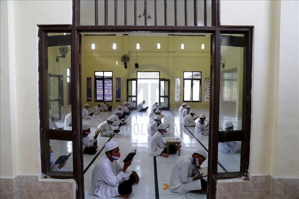 Pesantren Al-Kautsar terapkan 'Social Distancing' saat baca Alquran
