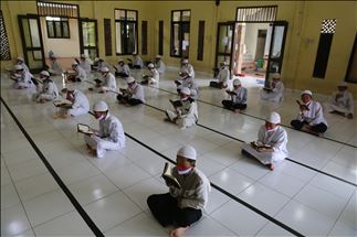 Pesantren Al-Kautsar terapkan "Social Distancing" saat baca Alquran