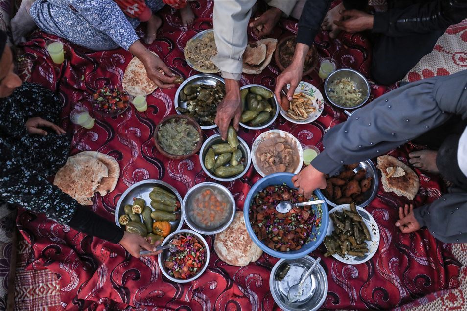 عائلة غزية.. فطور رمضاني بطعم التشرد
