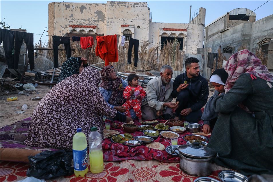 عائلة غزية.. فطور رمضاني بطعم التشرد