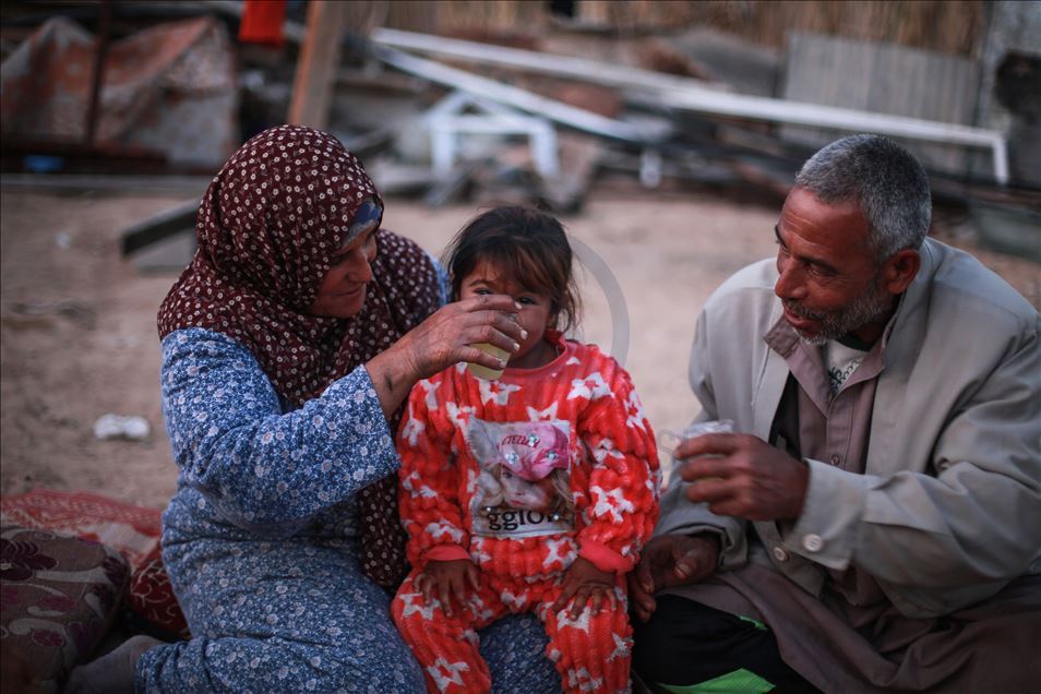 عائلة غزية.. فطور رمضاني بطعم التشرد
