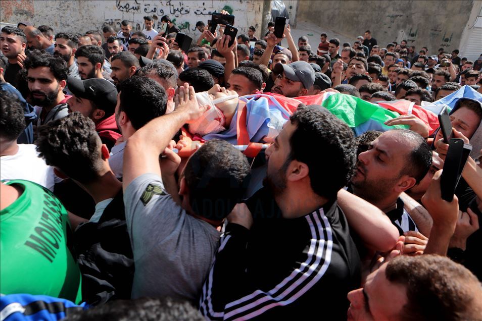 تشييع جثمان فتى فلسطيني قُتل برصاص إسرائيلي جنوبي الضفة