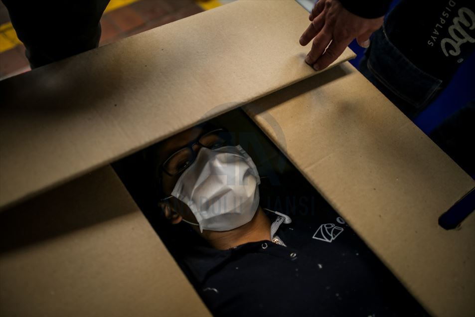 En Colombia, una fábrica diseña camas hospitalarias de cartón que se convierten en ataúdes durante la pandemia por la COVID-19.