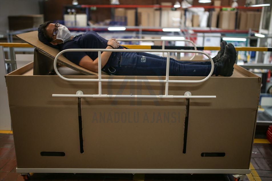 En Colombia, una fábrica diseña camas hospitalarias de cartón que se convierten en ataúdes durante la pandemia por la COVID-19.