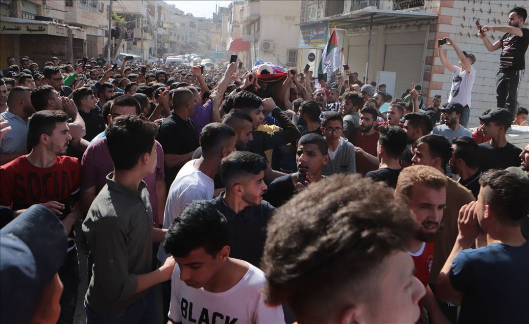 تشييع جثمان فتى فلسطيني قُتل برصاص إسرائيلي جنوبي الضفة