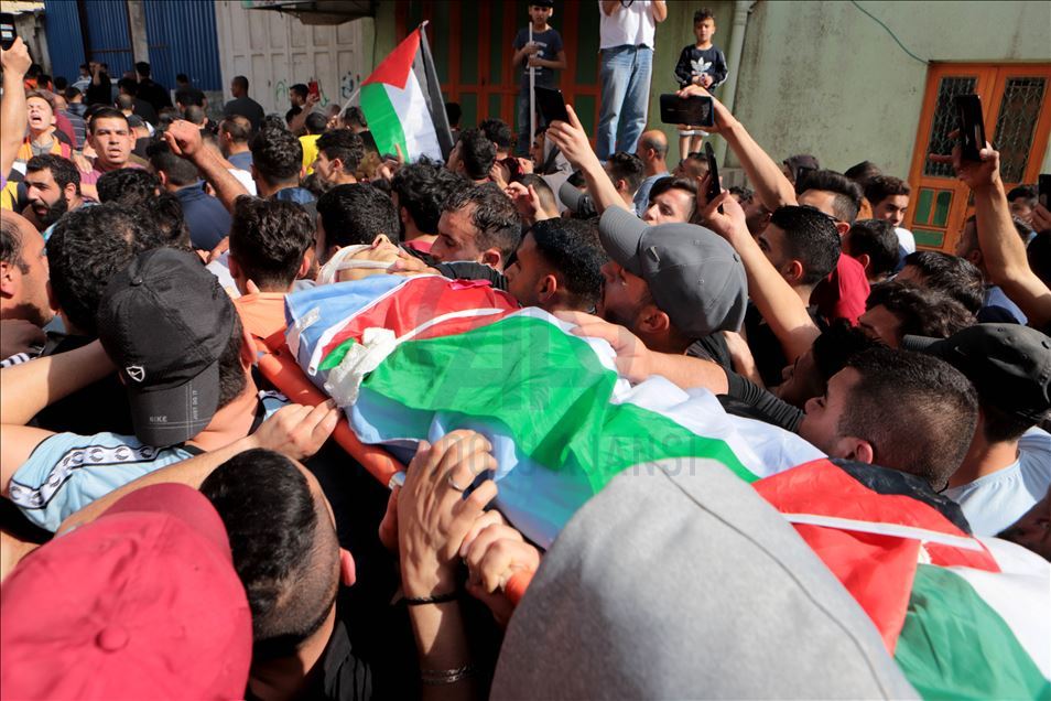 تشييع جثمان فتى فلسطيني قُتل برصاص إسرائيلي جنوبي الضفة