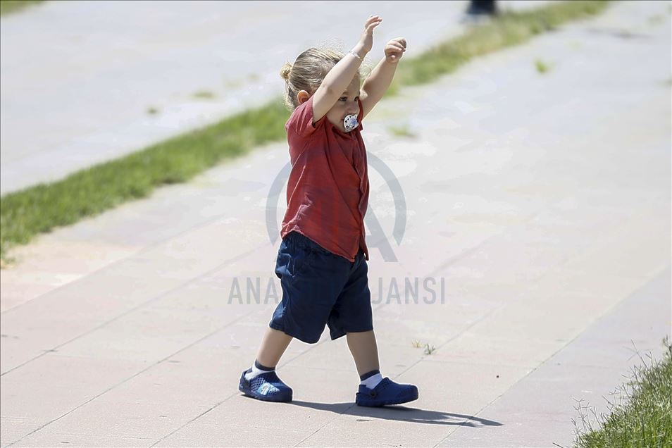 Antalya'da 0-14 yaş aralığındaki çocuklar uzun bir aradan sonra sokağa çıktı