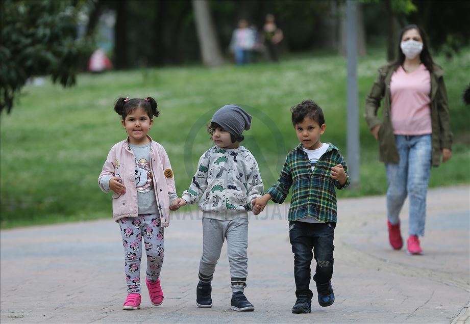 İstanbul'da cadde ve sokaklar çocuk sesleriyle şenlendi