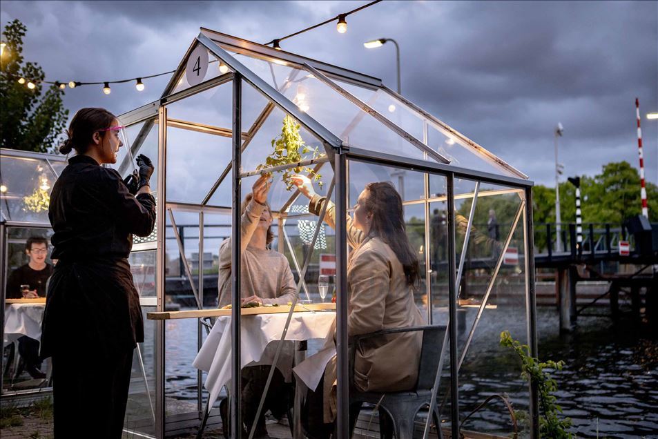 Pequeños invernaderos, la solución de un restaurante en Ámsterdam para evitar la propagación del coronavirus