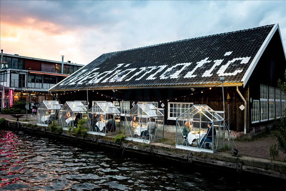 Pequeños invernaderos, la solución de un restaurante en Ámsterdam para evitar la propagación del coronavirus