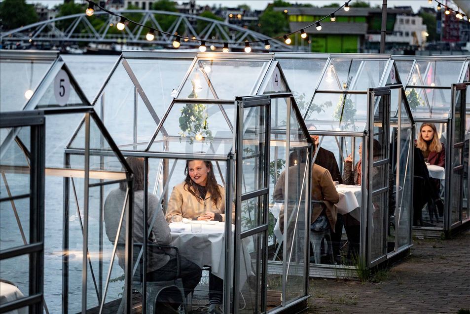 Pequeños invernaderos, la solución de un restaurante en Ámsterdam para evitar la propagación del coronavirus