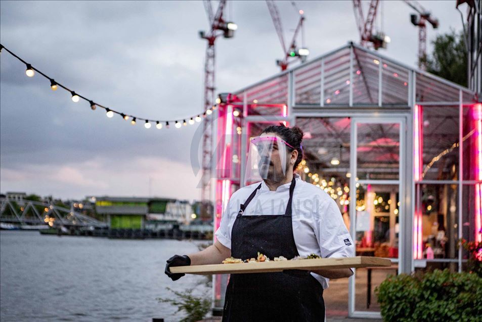 Pequeños invernaderos, la solución de un restaurante en Ámsterdam para evitar la propagación del coronavirus