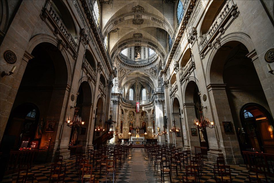 social distancing at the church of Saint Paul/Saint Louis in Paris