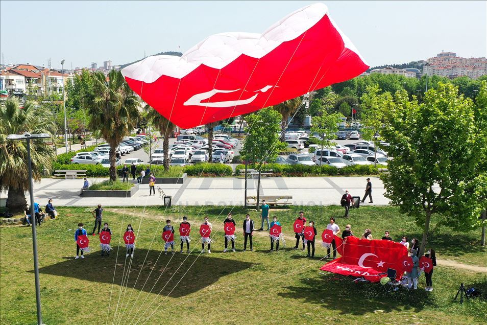 Pendik'te gençler, 19 Mayıs'ı, dev Türk bayrağı desenli uçurtmayı uçurarak kutladı