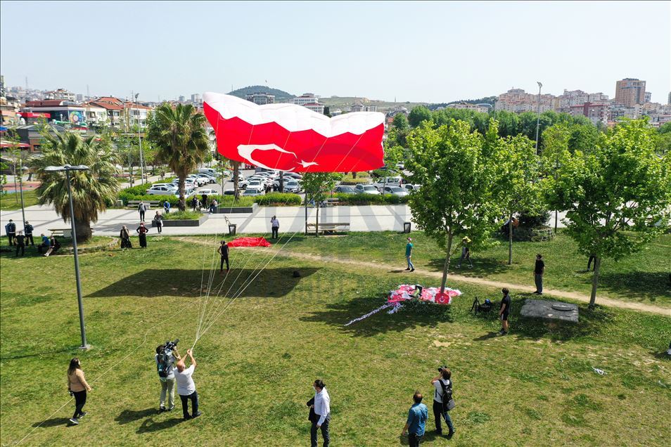 Pendik'te gençler, 19 Mayıs'ı, dev Türk bayrağı desenli uçurtmayı uçurarak kutladı