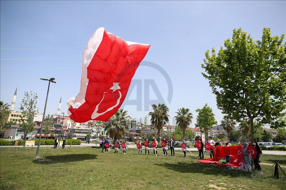 Pendik'te gençler, 19 Mayıs'ı, dev Türk bayrağı desenli uçurtmayı uçurarak kutladı