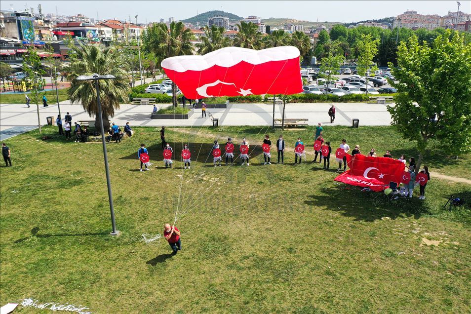 Pendik'te gençler, 19 Mayıs'ı, dev Türk bayrağı desenli uçurtmayı uçurarak kutladı