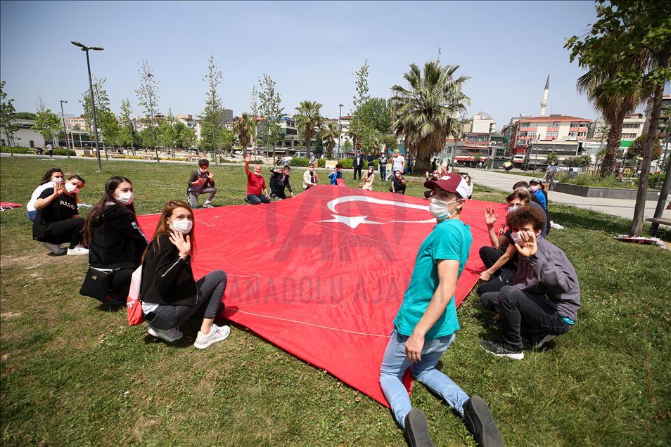 Pendik'te gençler, 19 Mayıs'ı, dev Türk bayrağı desenli uçurtmayı uçurarak kutladı