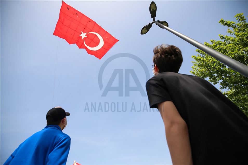 Pendik'te gençler, 19 Mayıs'ı, dev Türk bayrağı desenli uçurtmayı uçurarak kutladı