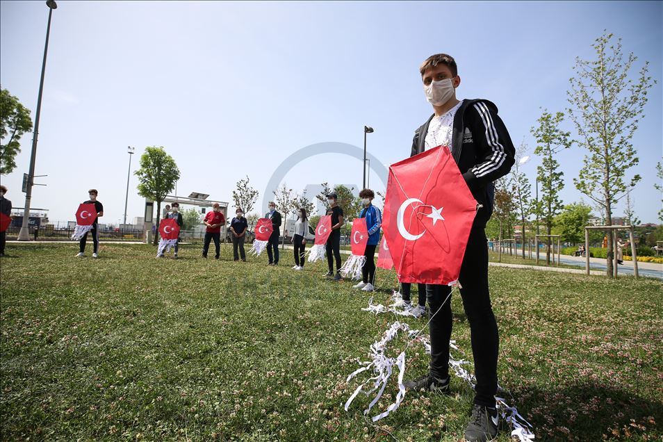 Pendik'te gençler, 19 Mayıs'ı, dev Türk bayrağı desenli uçurtmayı uçurarak kutladı